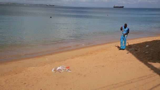ブラジル バヒア州サルバドール2021年1月4日 サルバドール市のカンタ ビーチの砂の中にゴミが見られる — ストック動画