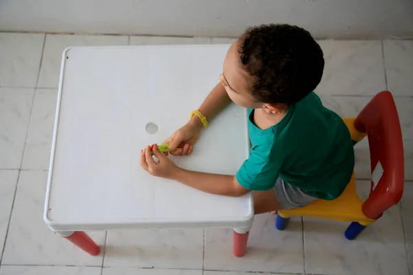 Salvador Bahia Brasil Enero 2021 Niño Sentado Una Silla Plástico — Foto de Stock