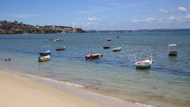 ブラジルのバヒア州サルバドル 2021年1月4日 サルバドール市のイタパギペ半島の地域でのリベイラビーチの眺め — ストック動画