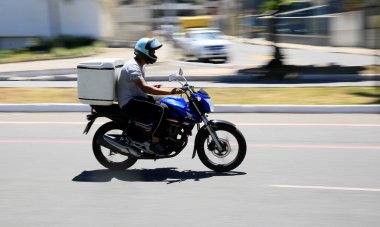 Salvador, Bahia, Brezilya 6 Ocak 2021: Motosikletli Salvador 'da bir sokakta görülmüş. * * * Yerel altyazı * *
