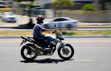 Salvador, Bahia, Brezilya 6 Ocak 2021: Motosikletli Salvador 'da bir sokakta görülmüş. * * * Yerel altyazı * *