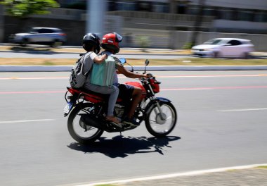 Salvador, Bahia, Brezilya 6 Ocak 2021: Motosikletli Salvador 'da bir sokakta görülmüş. * * * Yerel altyazı * *