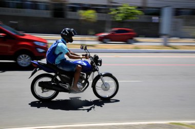 Salvador, Bahia, Brezilya 6 Ocak 2021: Motosikletli Salvador 'da bir sokakta görülmüş. * * * Yerel altyazı * *