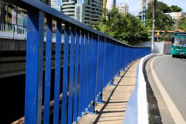 Salvador, Bahia, Brezilya 6 Ocak 2021: Salvador şehrindeki bir araç transistör köprüsünde korkuluklar görülüyor. * * * Yerel altyazı * *