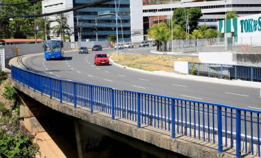 Salvador, Bahia, Brezilya 6 Ocak 2021: Salvador şehrindeki bir araç transistör köprüsünde korkuluklar görülüyor. * * * Yerel altyazı * *