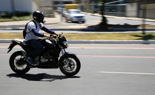 Salvador Bahia Brasil Janeiro 2021 Motociclista Visto Andando Moto Uma — Fotografia de Stock