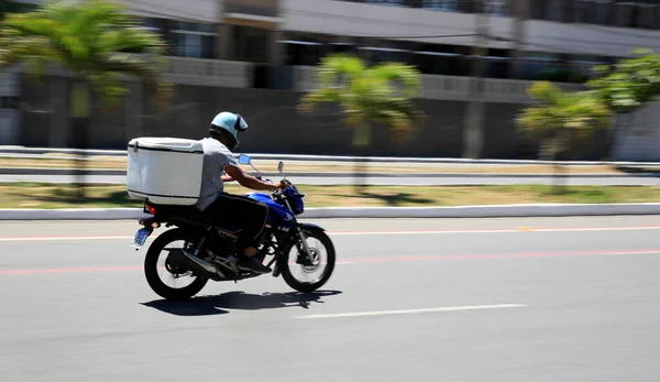 Desenho de motoboy entregando comida para pessoas cliente