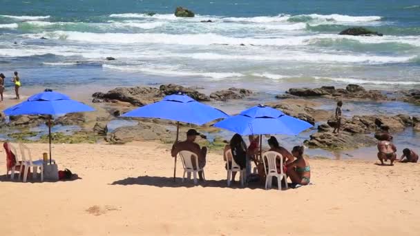 Salvador Bahia Brasil Enero 2021 Gente Arena Playa Armacao Ciudad — Vídeos de Stock