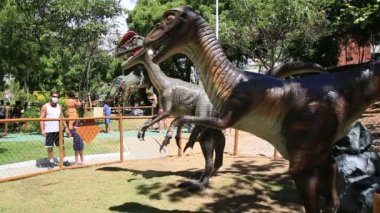Salvador, Bahia, Brezilya - 6 Ocak 2021: Salvador şehrindeki Lagoa dos Dinossauros Parkı 'na yapılan ziyarette insanlar görüldü. Uzay, dinozorların gerçek boyutlu kopyalarını barındırıyor..