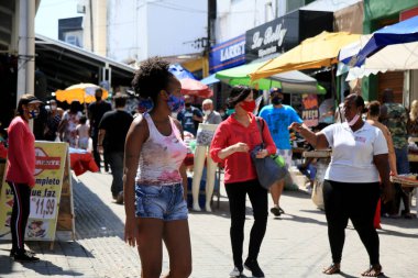 Salvador, Bahia, Brezilya - 8 Ocak 2021: İnsanlar Salvador şehir merkezindeki bir polular ticaret sahasında korona virüsüne karşı korunmak için maske takıyor..