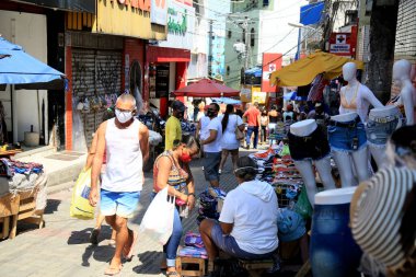 Salvador, Bahia, Brezilya - 8 Ocak 2021: İnsanlar Salvador şehir merkezindeki bir polular ticaret sahasında korona virüsüne karşı korunmak için maske takıyor..