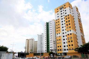 Salvador, Bahia, Brezilya - 8 Ocak 2021: Salvador şehrindeki Cabula semtinde bir konut binasının yakınlarından geçerken görüldü..