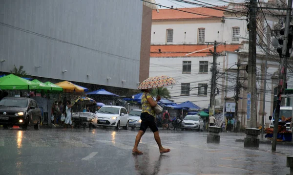 2021年1月8日 萨尔瓦多市中心下雨时用雨伞的人 — 图库照片