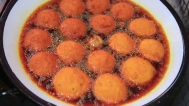 Salvador, Bahia, Brezilya - 8 Ocak 2021: Salvador şehir merkezinde, palmiye yağlı bir tavada kızarırken acaraje.