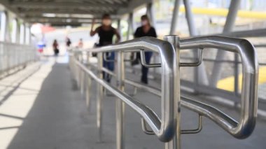 Salvador, Bahia, Brezilya - 8 Ocak 2021: İnsanlar Salvador şehrinde yaya geçidinde bir tırabzanın yanından geçerken görülüyor. Bu bölge, korona virüsünün bulaşma kaynağı..