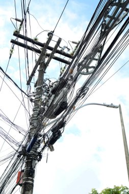 Salvador, Bahia, Brezilya - 8 Ocak 2021: Salvador şehrindeki Cabula mahallesindeki elektrik direğinde ortaya çıkan grup görülüyor..