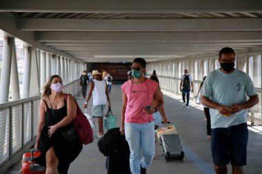 Salvador, Bahia, Brezilya - 30 Aralık 2020: İnsanlar Salvador şehrinde korona virüsünün pandemisine karşı koruyucu bir çiğneme taktıkları görüldü.