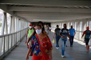 Salvador, Bahia, Brezilya - 30 Aralık 2020: İnsanlar Salvador şehrinde korona virüsünün pandemisine karşı koruyucu bir çiğneme taktıkları görüldü.