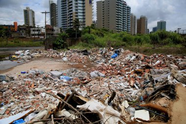 Salvador, Bahia, Brezilya - 11 Ocak 2021: Salvador 'daki Armacao mahallesindeki boş bir arsaya dökülen enkaz ve inşaat malzemelerini atın.