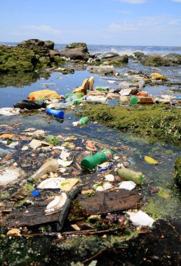 Salvador, Bahia, Brezilya - 11 Ocak 2021: Salvador kentindeki Costa Azul plajında kirlilik ve çöp. Malzeme Rio Camurugipe kanalına boşaltılıyor ve denize dökülüyor..