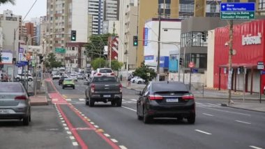 Salvador, Bahia, Brezilya - 11 Ocak 2021: Salvador kıyısındaki Pituba Mahallesi 'nde taşıt trafiği.