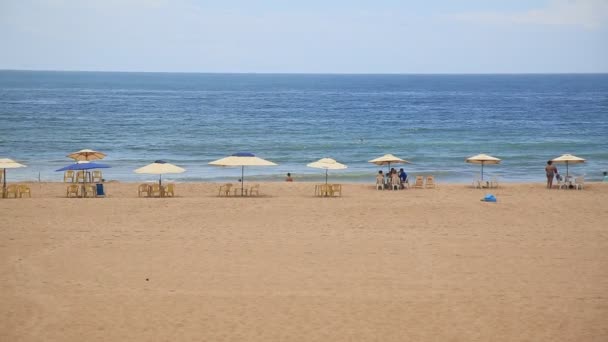 Salvador Bahia Brazil Januari 2021 Människor Ses Sanden Stranden Armacao — Stockvideo