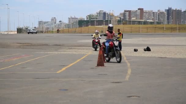 Salvador Bahia Brazil Januari 2021 Körskoleelev Ses Motorcykelträningsperioden Boca Rio — Stockvideo