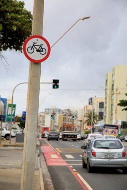 Salvador, Bahia, Brezilya - 11 Ocak 2021: Salvador şehrinin kıyısındaki Pituba Mahallesi 'nde bisiklet yolunun başladığını gösteren trafik işareti. * * * Yerel altyazı * *
