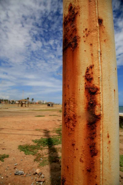 2021年1月11日 萨尔瓦多市的一根杆子上被发现生锈 地方字幕 — 图库照片