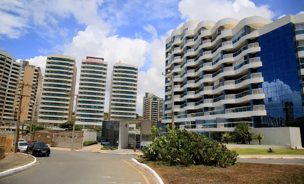 ブラジル バイーア州サラドール2021年1月11日 サルバドル市内のアルマカオビーチの通り近くに住宅ビルが見えます 本内容は上記のウェブ版に掲載されている記事を — ストック写真