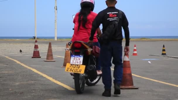 Salvador Bahia Brazil Januari 2021 Körskoleelev Ses Motorcykelträningsperioden Boca Rio — Stockvideo