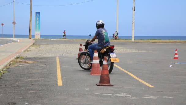 Salvador Bahia Brazil Januari 2021 Körskoleelev Ses Motorcykelträningsperioden Boca Rio — Stockvideo