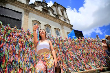 Salvador, Bahia, Brezilya - 13 Ocak 2021: Salvador 'daki Senhor do Bonfim Kilisesi' nde turistler ve dindarlar görülüyor. Corona virüsü salgını nedeniyle kilisenin merdivenlerini yıkamak yasaktır..