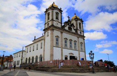 Salvador, Bahia, Brezilya - 13 Ocak 2021: Salvador 'daki Senhor do Bonfim Kilisesi' nde turistler ve dindarlar görülüyor. Corona virüsü salgını nedeniyle kilisenin merdivenlerini yıkamak yasaktır..