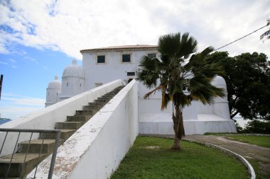 Salvador, Bahia, Brezilya - 13 Ocak 2021: Salvador 'daki Boa Viagem plajındaki Mont Serrat Kalesi manzarası. Azizler Körfezi 'ni işgalcilere karşı korumak için 1742' den kalma tarihi anıt..