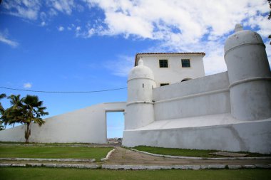 Salvador, Bahia, Brezilya - 13 Ocak 2021: Salvador 'daki Boa Viagem plajındaki Mont Serrat Kalesi manzarası. Azizler Körfezi 'ni işgalcilere karşı korumak için 1742' den kalma tarihi anıt..