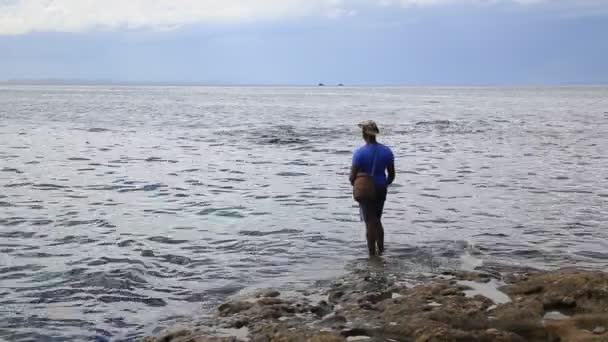 Salvador Bahia Brazil Ιανουαρίου 2021 Ψαράς Φαίνεται Καλάμι Στην Περιοχή — Αρχείο Βίντεο
