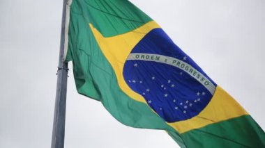 Salvador, Bahia, Brezilya - 13 Ocak 2021: Brezilya bayrağı Salvador şehrinde Vila Militar direğinde görülüyor.