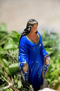 Salvador, Bahia, Brezilya - 13 Ocak 2021: Orixa Iemanja 'nın alçı heykeli Candomble' ın rahibi tarafından Salvador şehrinde kullanılan bir kasede görülüyor..