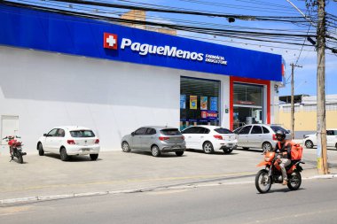 Salvador, Bahia, Brezilya - 11 Ocak 2021: Salvador şehrinde Pague Menos zincirinin bir eczanesinin cephesi görülüyor..
