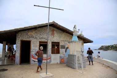 Salvador, Bahia, Brezilya - 15 Ocak 2021: Salvador şehrinin Rio Vermelho semtindeki balıkçı kolonisinin yanında görülen tuzlu su kraliçesini temsil eden orisha Yemanja 'nın görüntüsü.