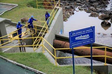 Salvador, Bahia, Brezilya - 15 Ocak 2021: Empresa Baiana de Saneamento - Embasa 'lı işçiler, Salvador' daki Barra sahilindeki bir kanalizasyon arıtma tesisinde görüldü..