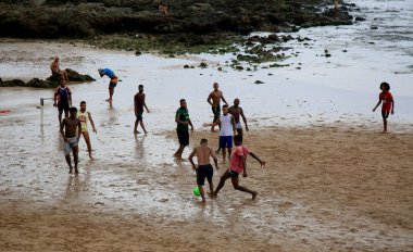 Salvador, Bahia, Brezilya - 15 Ocak 2021: Salvador 'daki Ondina plajında insanlar futbol oynarken görülüyor.