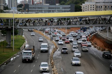 Salvador, Bahia, Brezilya - 15 Ocak 2021: Salvador şehrindeki Iguatemi Paralela Bağlantı bölgesinde araç hareketi. * * * Yerel altyazı * *