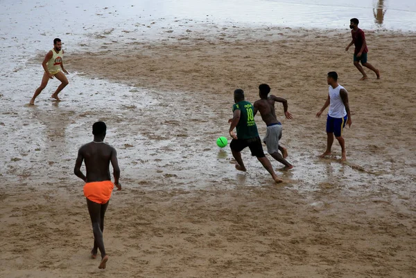 Salvador Bahia Brasil Janeiro 2021 Pessoas São Vistas Jogando Futebol — Fotografia de Stock