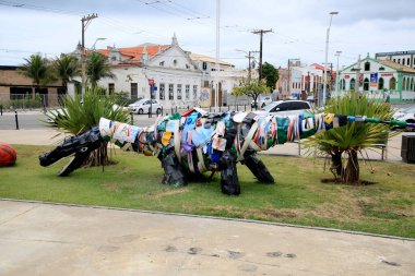 Salvador, Bahia, Brezilya - 15 Ocak 2021: Salvador 'da Rio Vermelho mahallesinde plastik ve geri dönüşüm malzemesi ile yapılan heykel görülür.