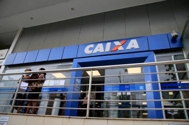 Salvador, Bahia, Brezilya - 15 Ocak 2021: Salvador şehir merkezindeki Caixa Economica Federal 'de kuyrukta insanlar görülüyor. * * * Yerel altyazı * *