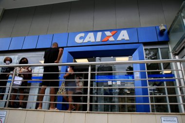 Salvador, Bahia, Brezilya - 15 Ocak 2021: Salvador şehir merkezindeki Caixa Economica Federal 'de kuyrukta insanlar görülüyor. * * * Yerel altyazı * *