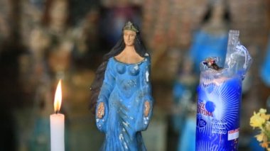 Salvador, Bahia, Brezilya - 15 Ocak 2021: Rio Vermelho civarındaki balıkçı kolonisinin yanında görülen tuzlu su kraliçesini temsil eden bir Candomble varlığı olan orisha Yemanja 'nın resmi.