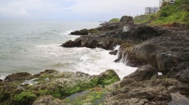 Salvador, Bahia, Brezilya - 15 Ocak 2021: Salvador şehrinin Ondina bölgesindeki Buracao plajında deniz dalgaları kırılıyor.
